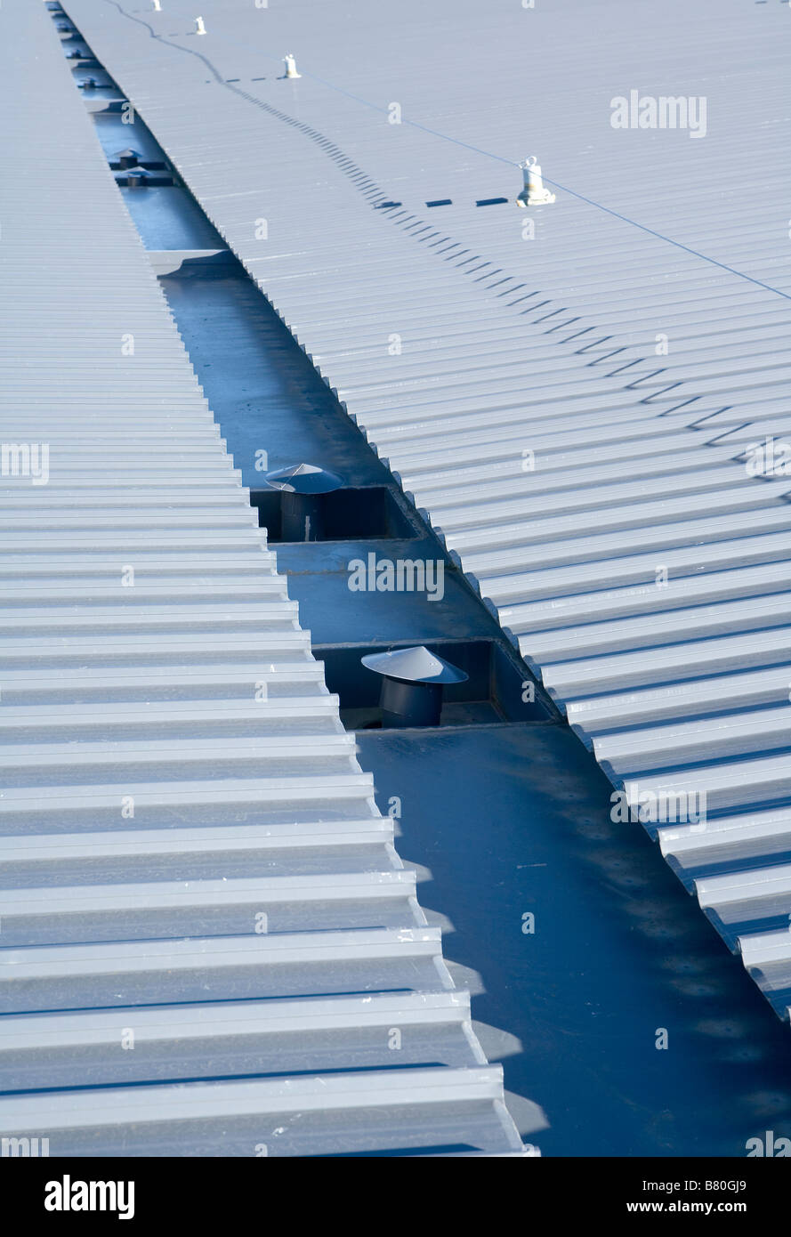 La gouttière sur le haut d'un toit Banque D'Images