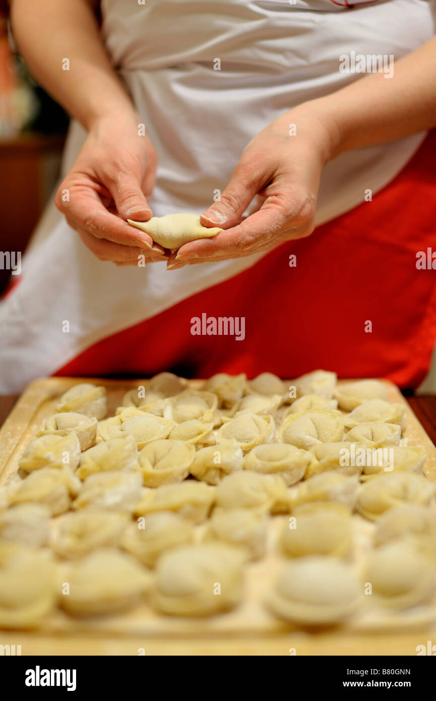 Femme faisant des boulettes (russe) pelmeni, accent sur les mains Banque D'Images