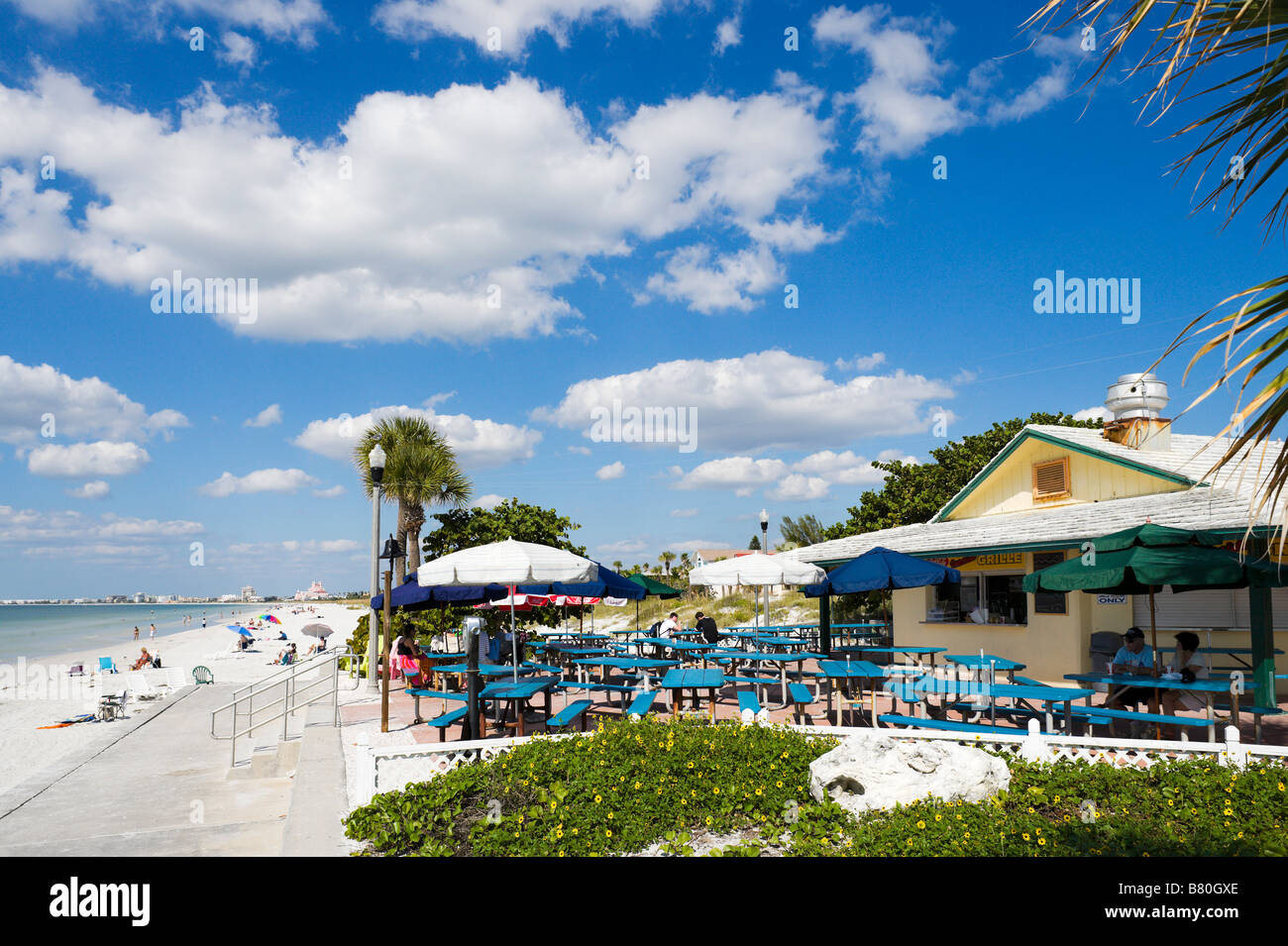En bord de plage et de café à adopter une grille, St Pete Beach, la Côte du Golfe, Florida, USA Banque D'Images En bord de plage et de café à adopter une grille, St Pete Beach, la Côte du Golfe, Florida, USA Banque D'Images