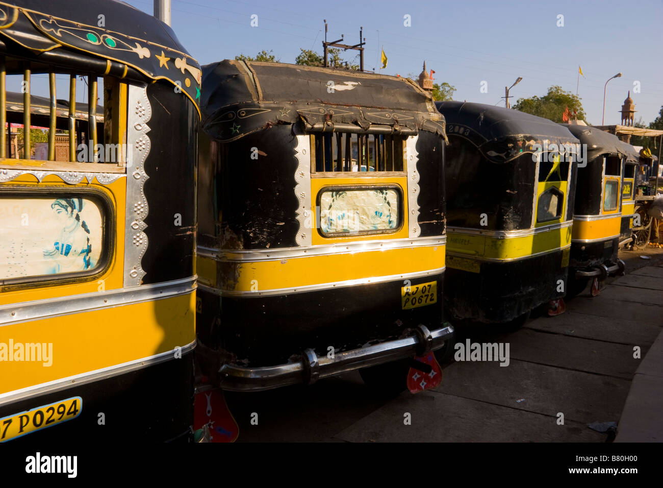 Les pousse-pousse garé dans une ligne Bikaner Rajasthan Inde Banque D'Images