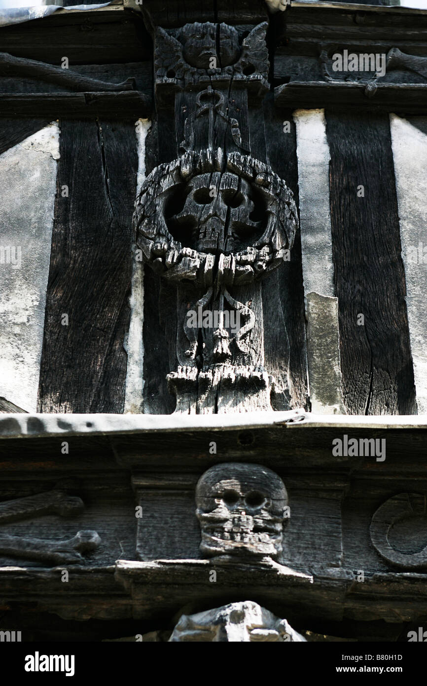 Aître st Maclou une peste 16 crânes sculptés avec cimetière dans le travail du bois, Rouen, Normandie, France Banque D'Images