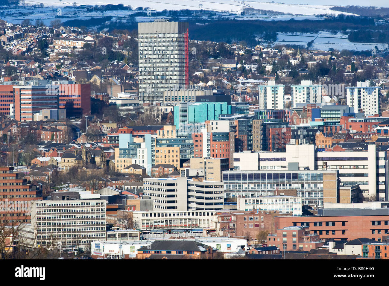 Le centre-ville de Sheffield avec l'Université de Sheffield Arts Tower à distance Banque D'Images