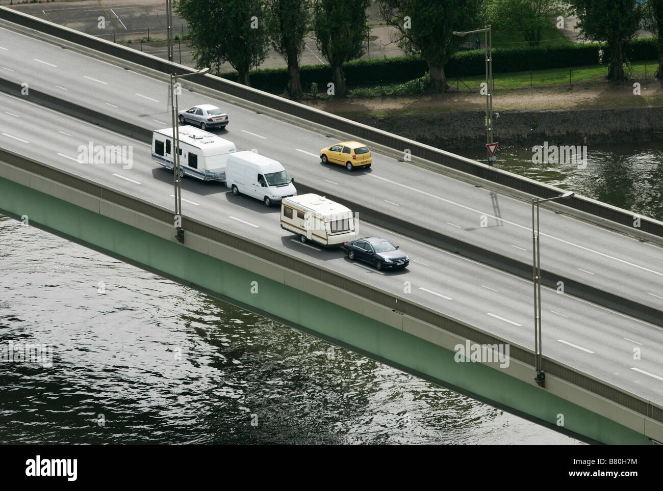 Caravanes et voitures de traverser un pont à Rouen France Banque D'Images