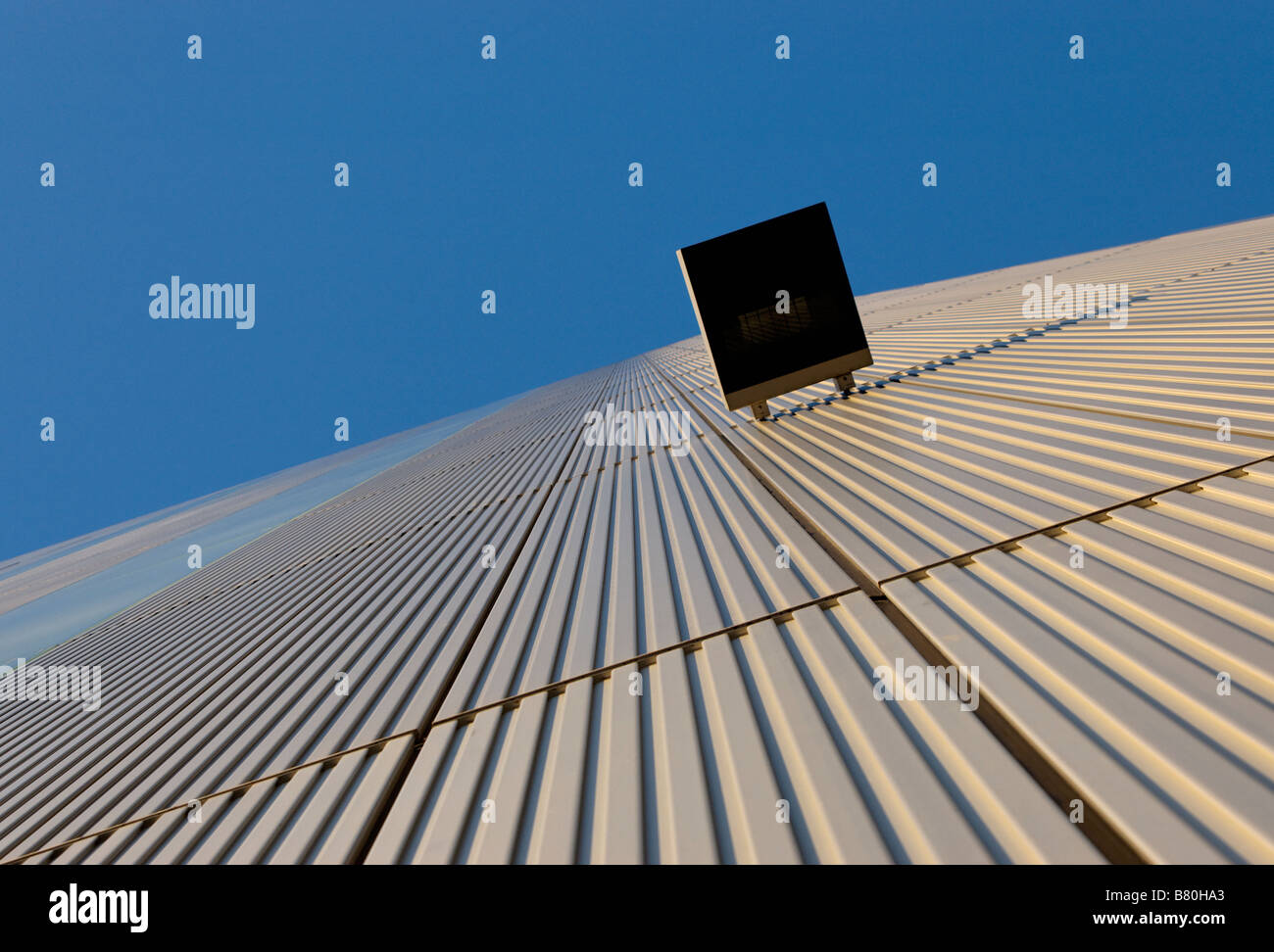 Immeuble de bureaux modernes contre un ciel bleu Banque D'Images