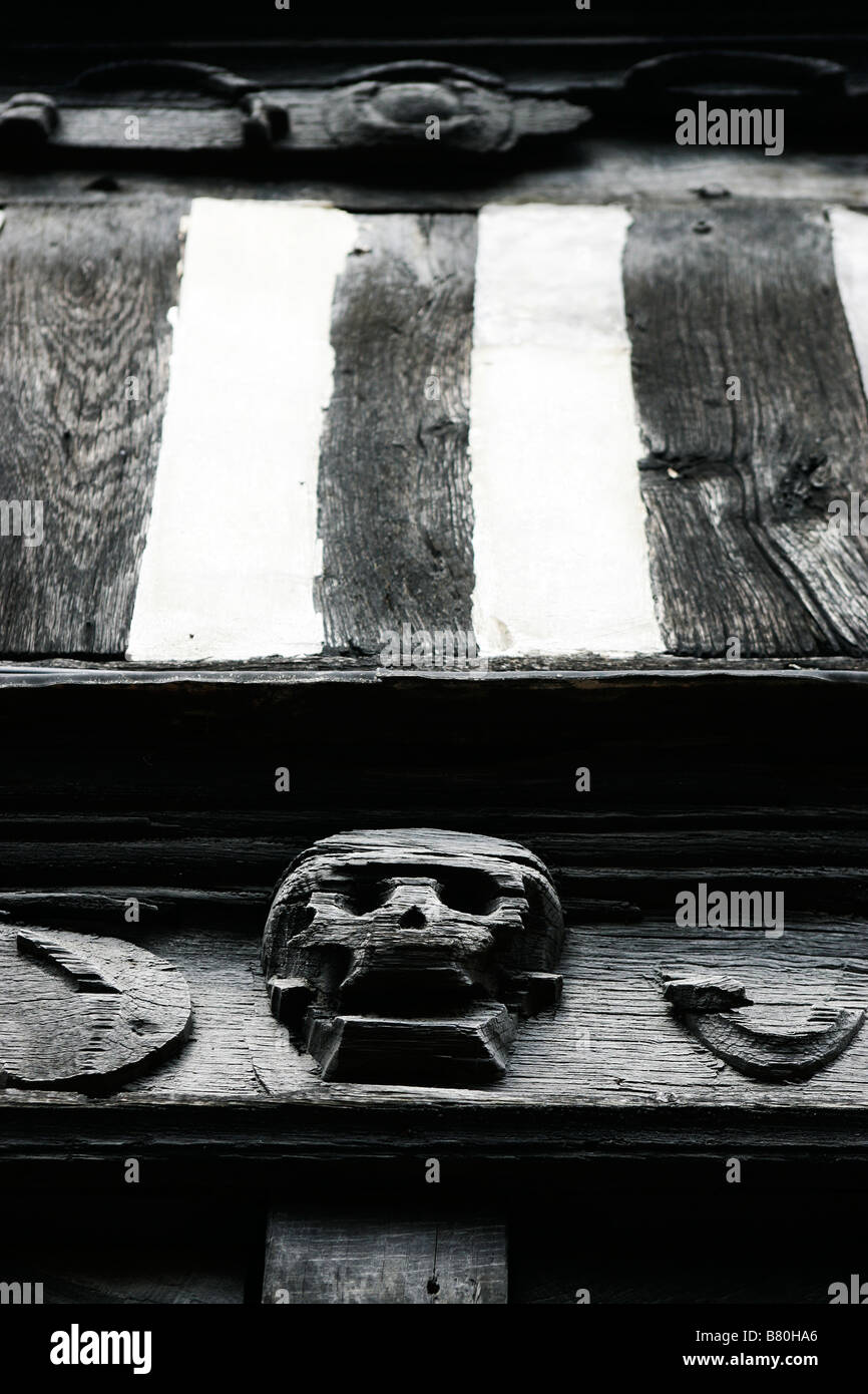 Aître st Maclou une peste 16 crânes sculptés avec cimetière dans le travail du bois, Rouen, Normandie, France Banque D'Images