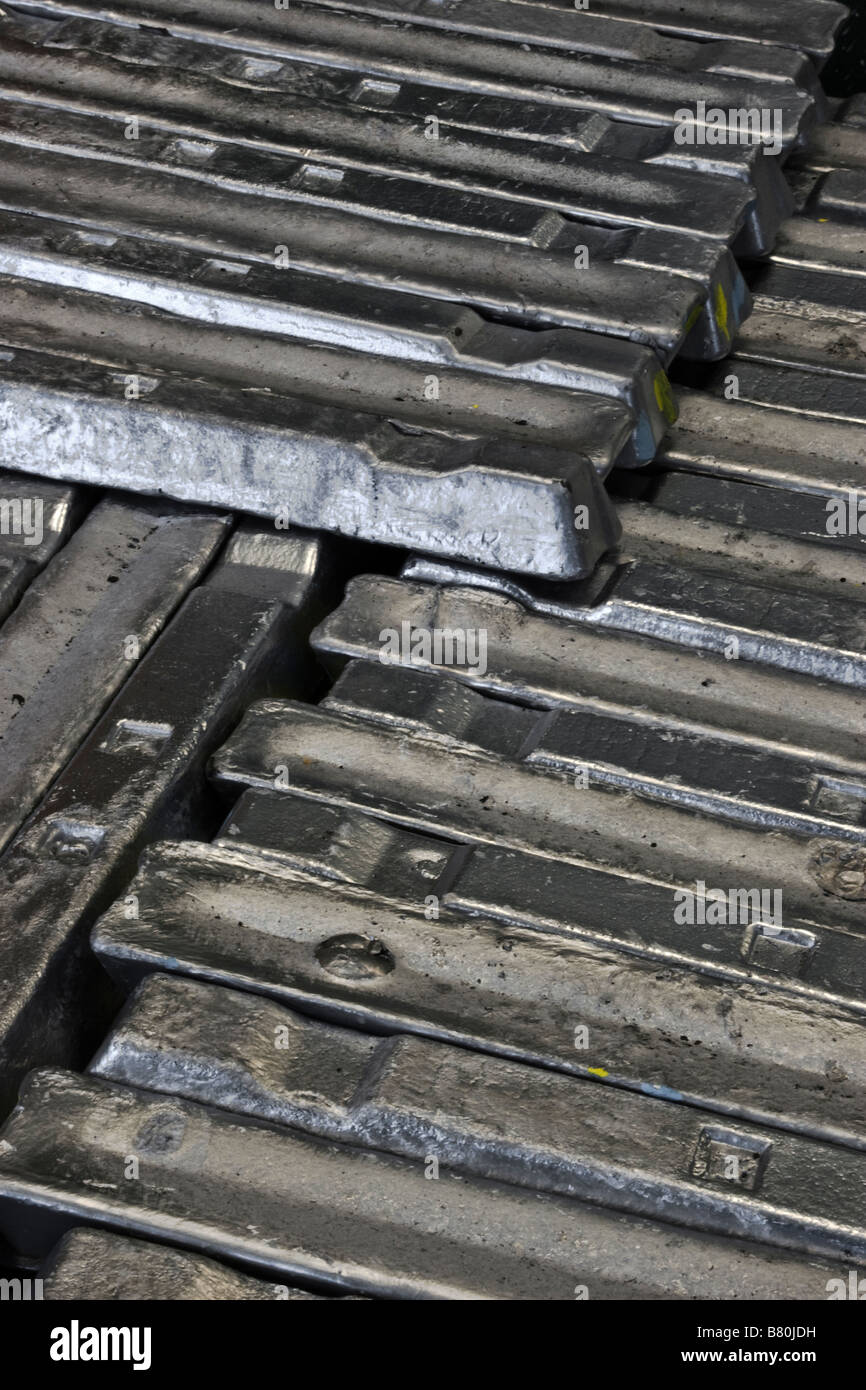 Les lingots d'aluminium empilées Banque D'Images