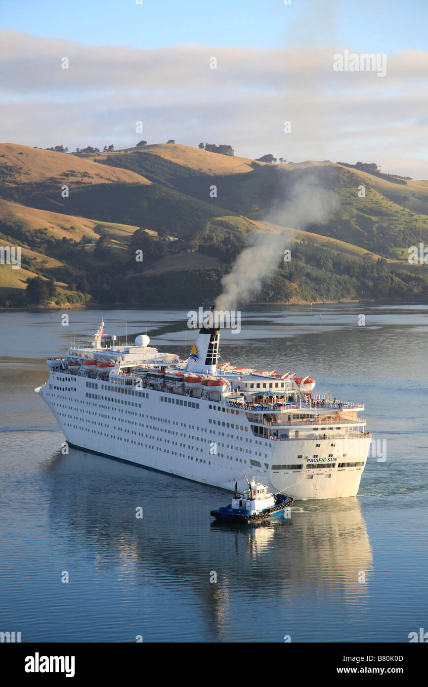 Tug boat aide arrivant Pacific Sun cruise ship,Port Chalmers, le port d'Otago, Dunedin, Nouvelle-Zélande, île du Sud Banque D'Images