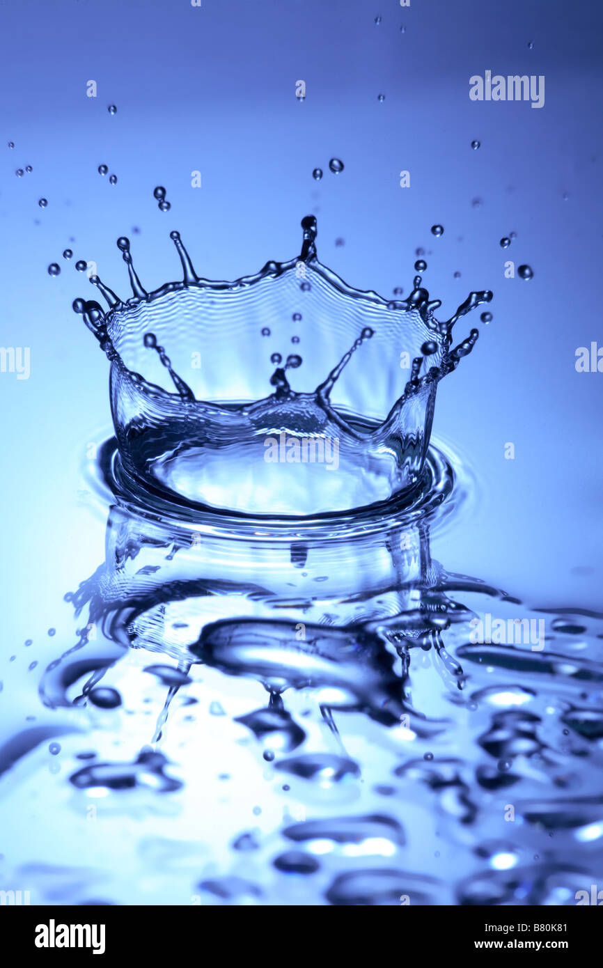 Une goutte d'eau Making a Splash. Banque D'Images