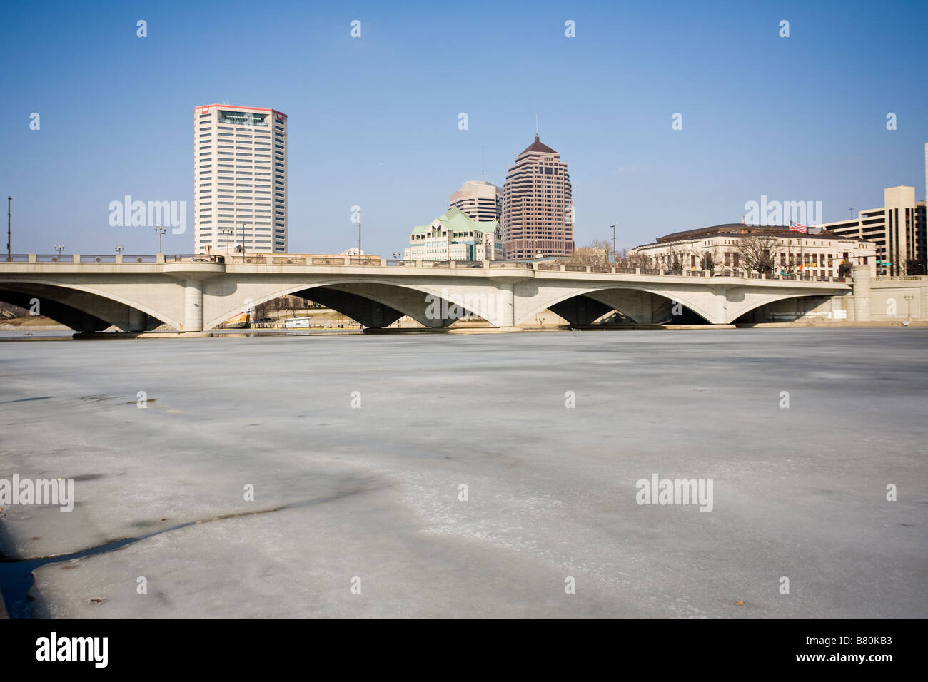 Une vue sur le centre-ville de Columbus Ohio à partir de l'autre côté de la rivière Scioto congelé Banque D'Images