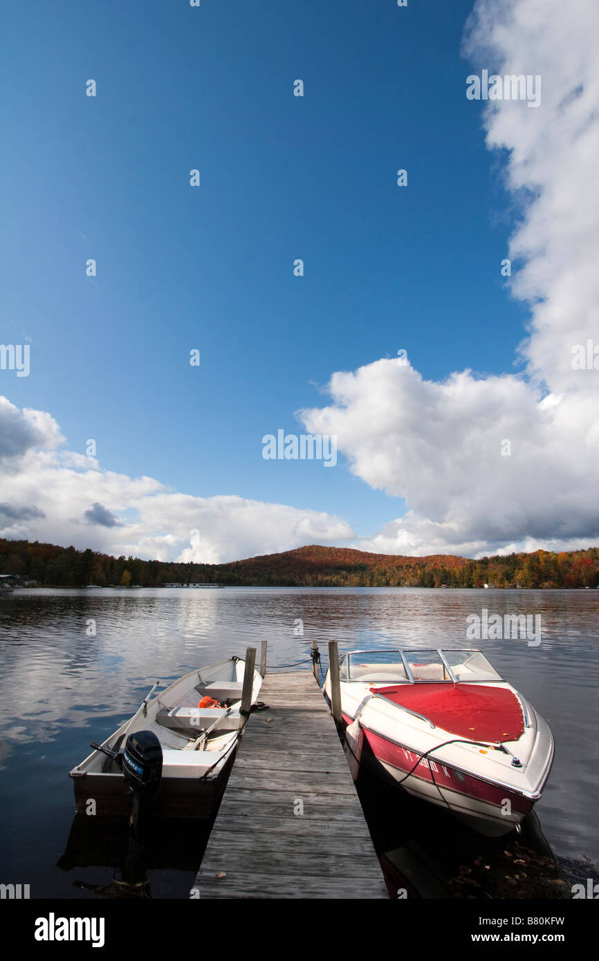 Un quai avec deux bateaux à un lac dans les Adirondacks de l'État de New York le 6 octobre 2008 Banque D'Images