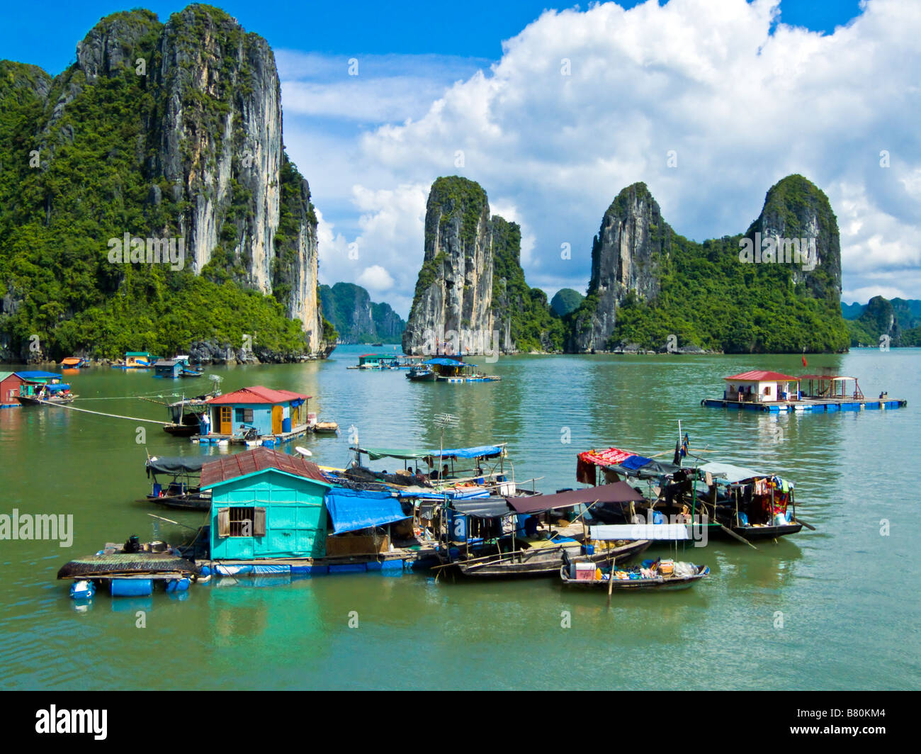 Péniche flottant village Baie de Halong Vietnam JPH0158 Banque D'Images