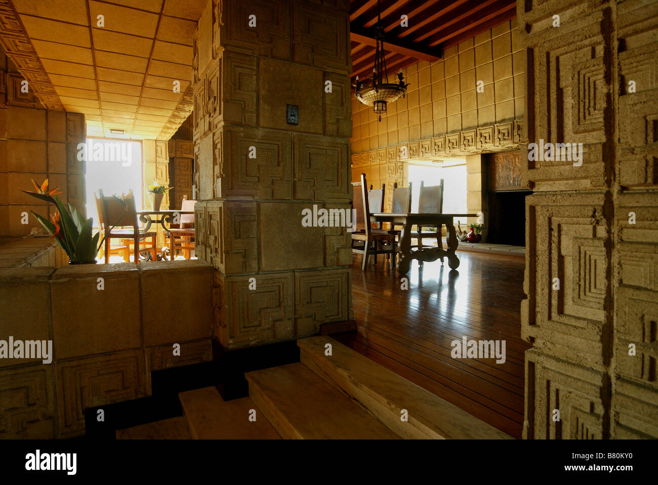 Salle à manger de l'Ennis Brown House à Los Angeles, conçu par Frank Lloyd Wright en 1923, les Banque D'Images