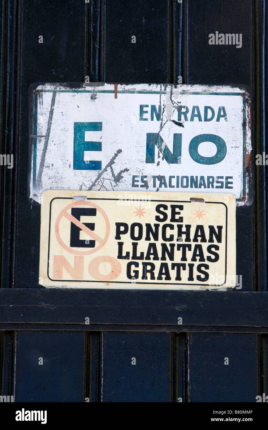 Oaxaca Mexique 'Entrée. Pas de parking. Crevé les pneus gratuitement.' Signes sur une entrée de porte. Banque D'Images