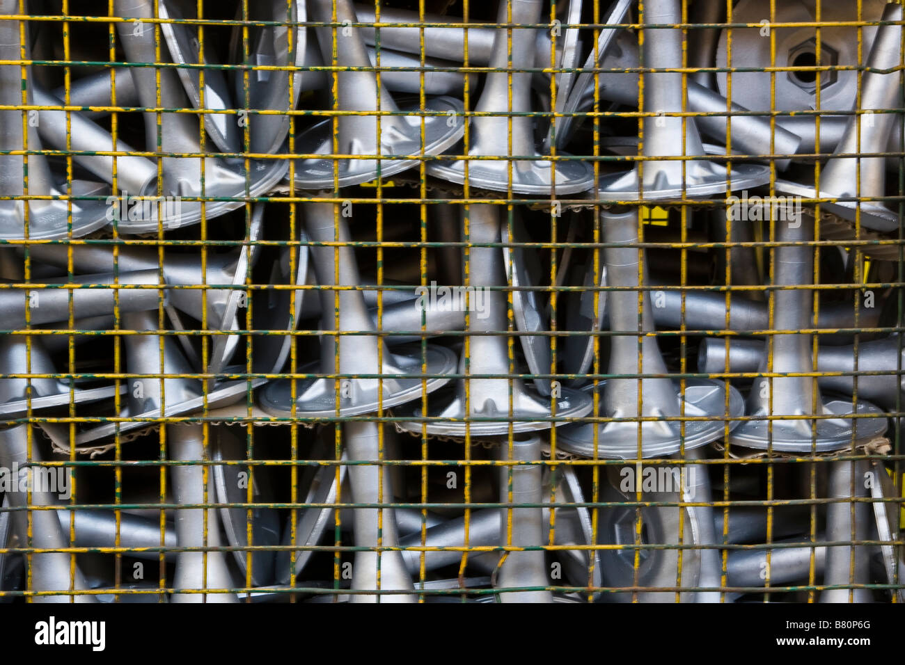 Composants métalliques dans la cage d'acier Banque D'Images