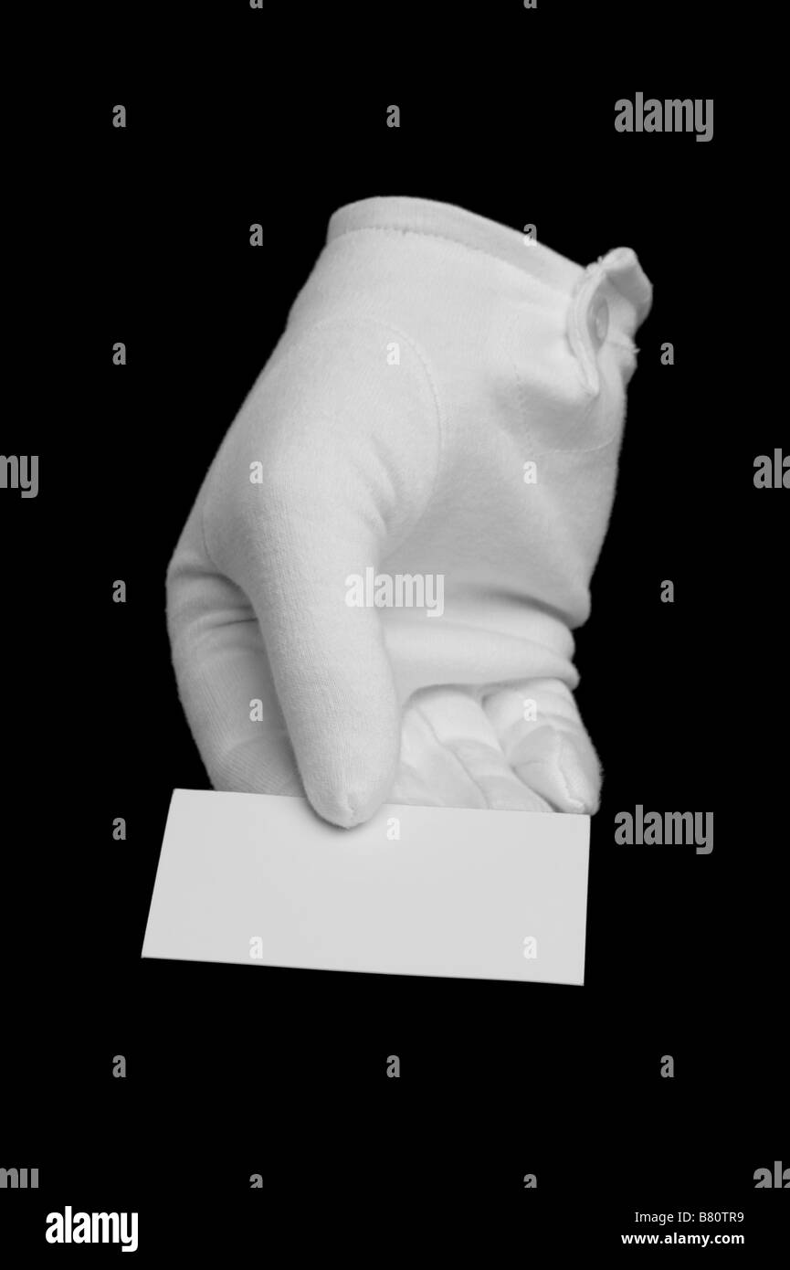 Gant blanc tenant une carte d'affaires en blanc sur noir isolé un peu différent de votre main et la carte normale shot Banque D'Images
