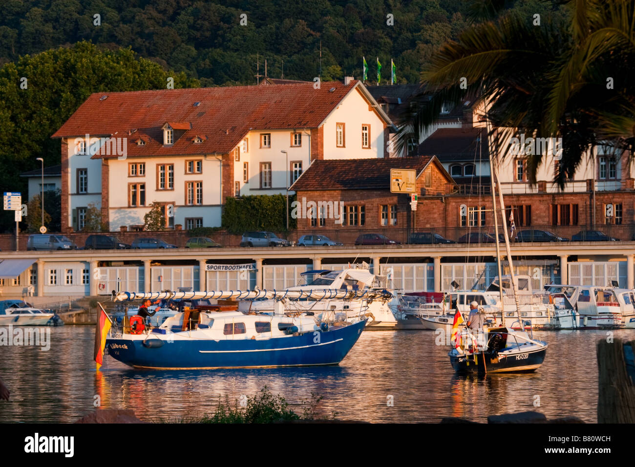 Heidelberg, Allemagne. Bateaux sur la rivière Neckar sur une journée ensoleillée. Banque D'Images
