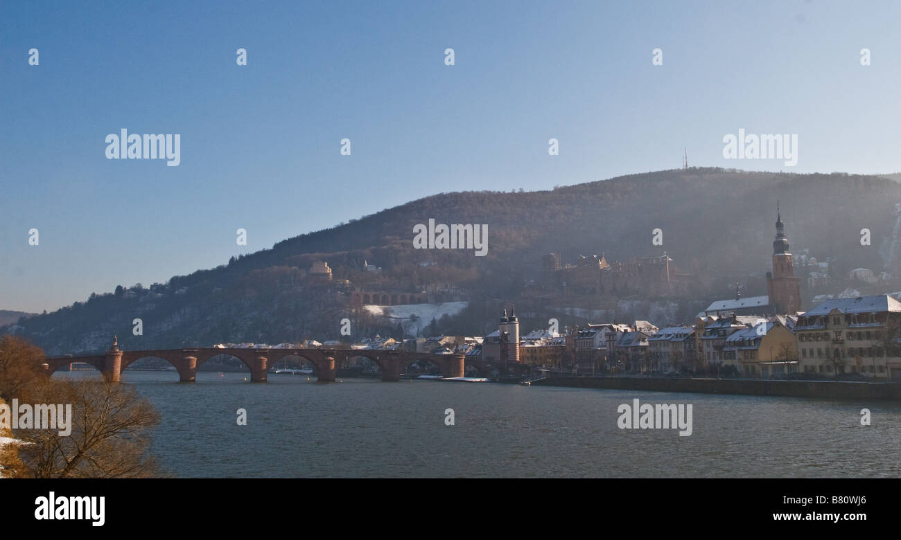 Vue sur la rivière Neckar vers le vieux pont, la vieille ville s'entraîner un château de Heidelberg, Allemagne Banque D'Images