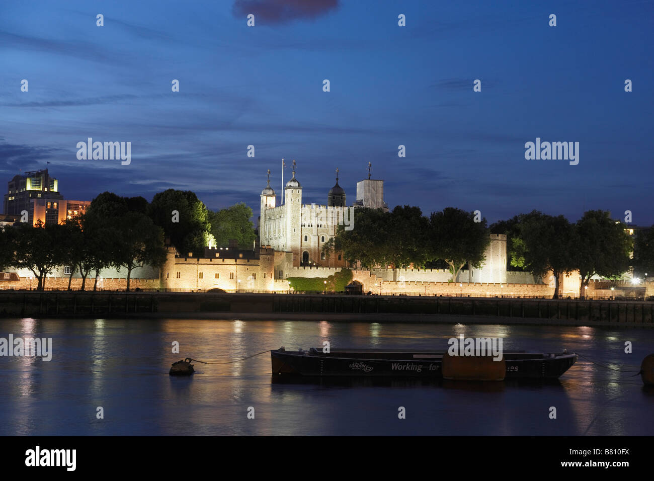Tour de Londres illuminée la nuit Londres Londres Angleterre Royaume-Uni Banque D'Images