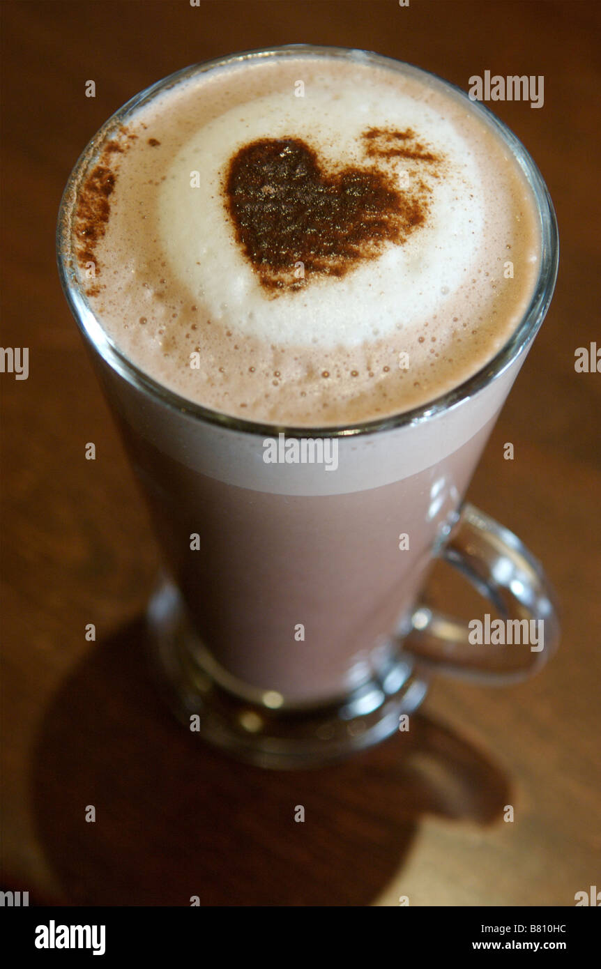 Boire un chocolat chaud Banque D'Images