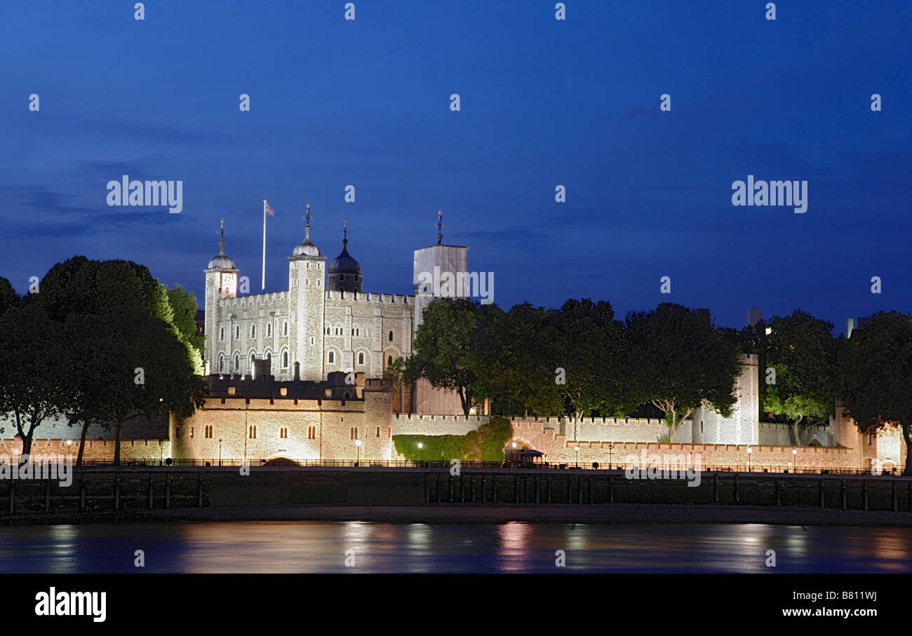 Tour de Londres illuminée la nuit Londres Londres Angleterre Royaume-Uni Banque D'Images