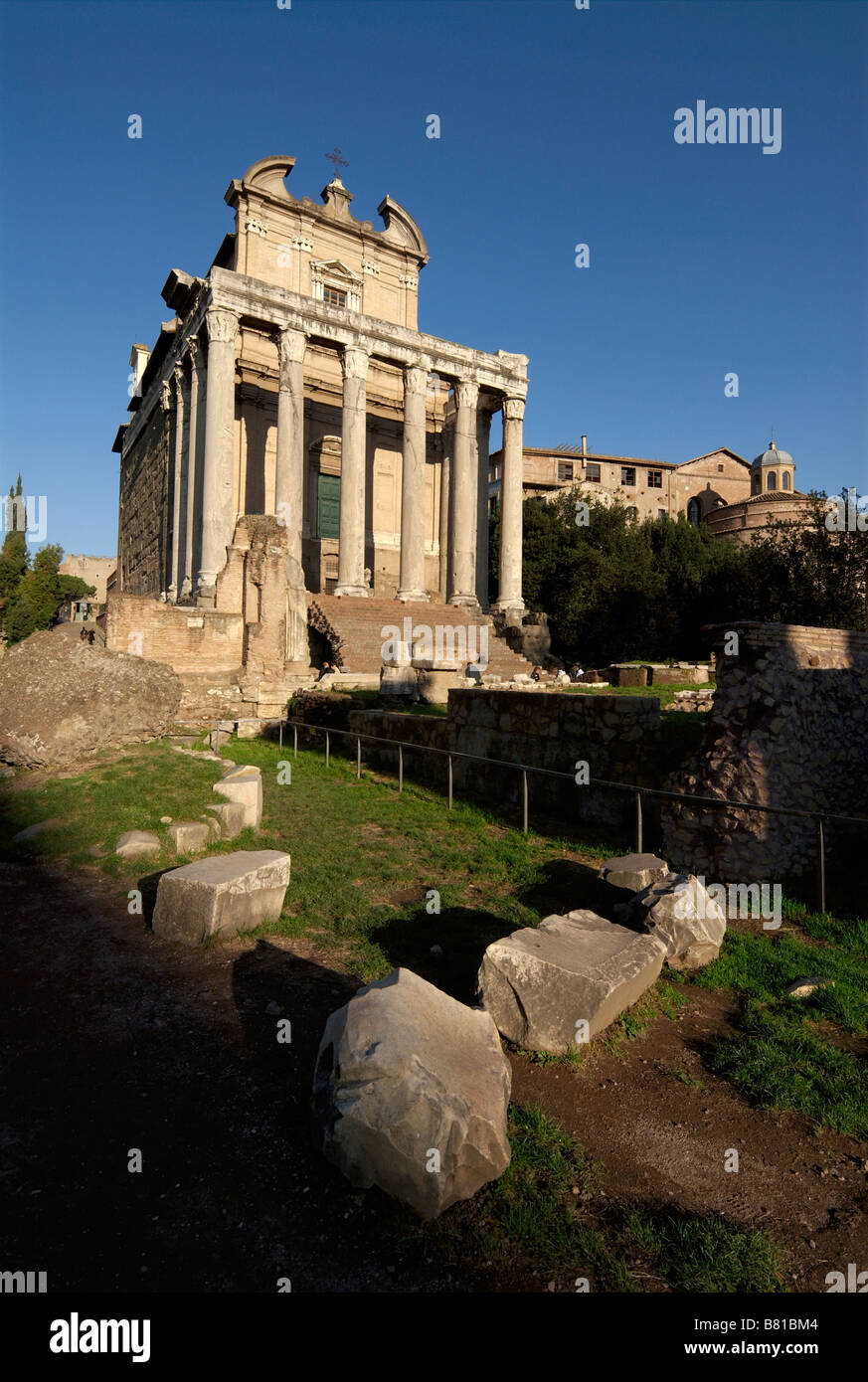 Rome Italie église de San Lorenzo in Miranda et le Temple d'Antonin et Faustine dans le Forum Romain Banque D'Images