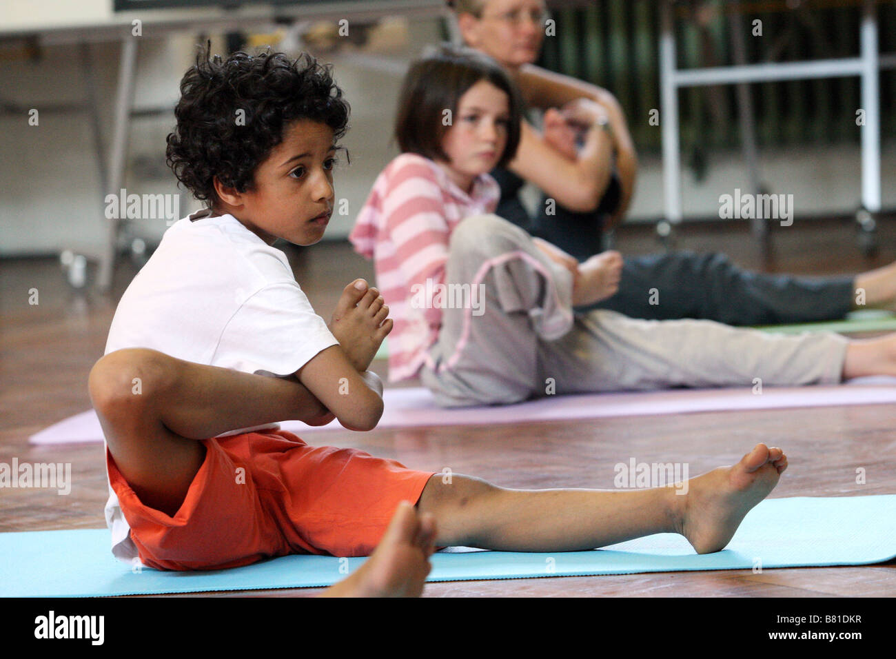 Cours de Yoga pour enfants et adultes Banque D'Images