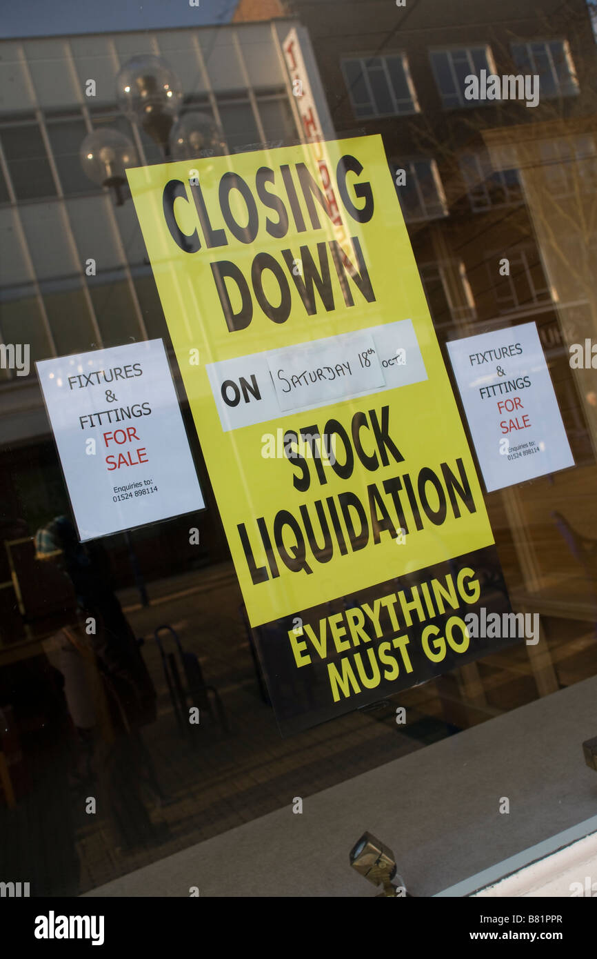 Liquidation stock fermeture tout doit aller poster sur vitrine de magasin Banque D'Images