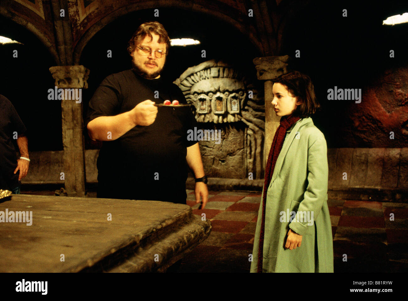 Directeur de Guillermo del Toro avec Ivana Baquero sur l'ensemble de "El  Laberinto del Fauno" Année : 2006 Photo Stock - Alamy