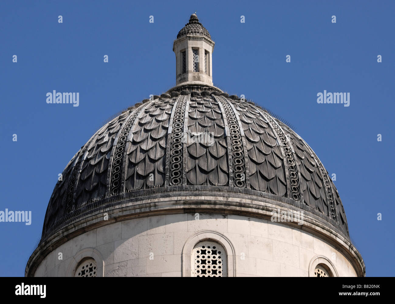La couverture du dôme au plomb au-dessus de l'entrée de la National Gallery de Trafalgar Square, Londres, Banque D'Images