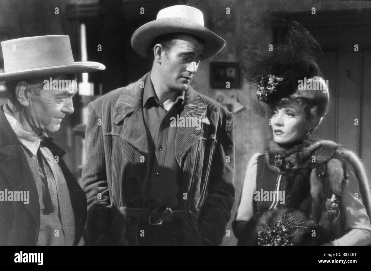 Les déporteurs Année : 1942 USA Réalisateur : Ray Enright Marlene Dietrich, John Wayne Banque D'Images