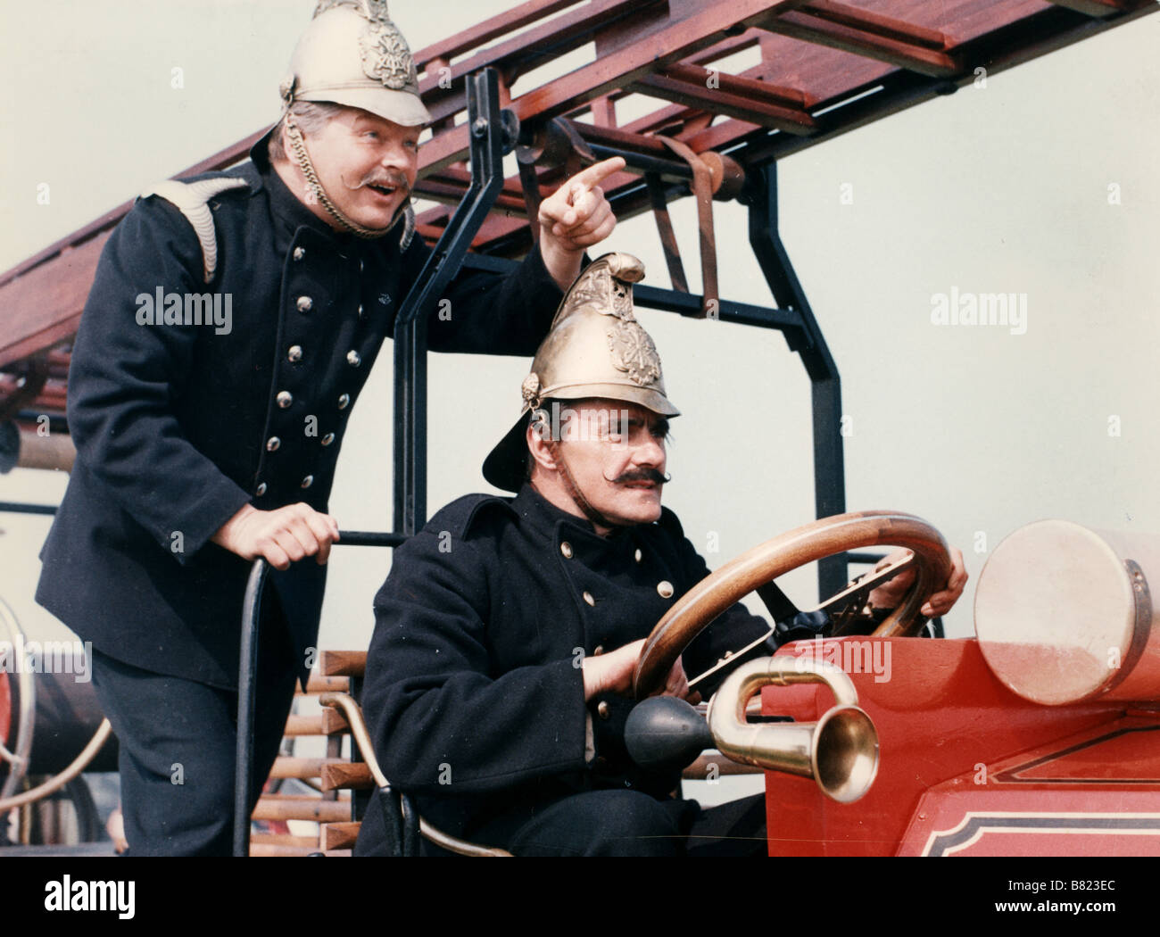 Ces merveilleux fous volants dans leurs drôles de machines virtuelles ces hommes magnifiques dans leurs machines volantes ou comment j'ai pris l'avion de Londres à Paris en 25 heures 11 minutes Année : 1965 - uk Benny Hill , Norman Rossington Réalisateur : Ken Annakin Banque D'Images