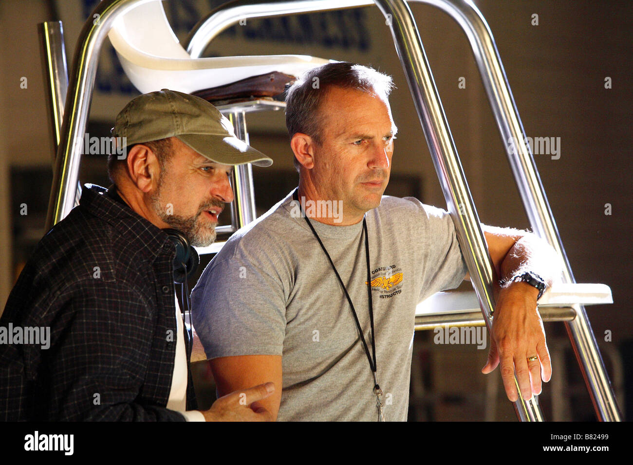 Andrew Davis Andrew Davis Réalisateur : Andrew Davis avec Kevin Costner sur le tournage / sur l'ensemble de gardes côtes / le gardien Année : 2006 USA Banque D'Images