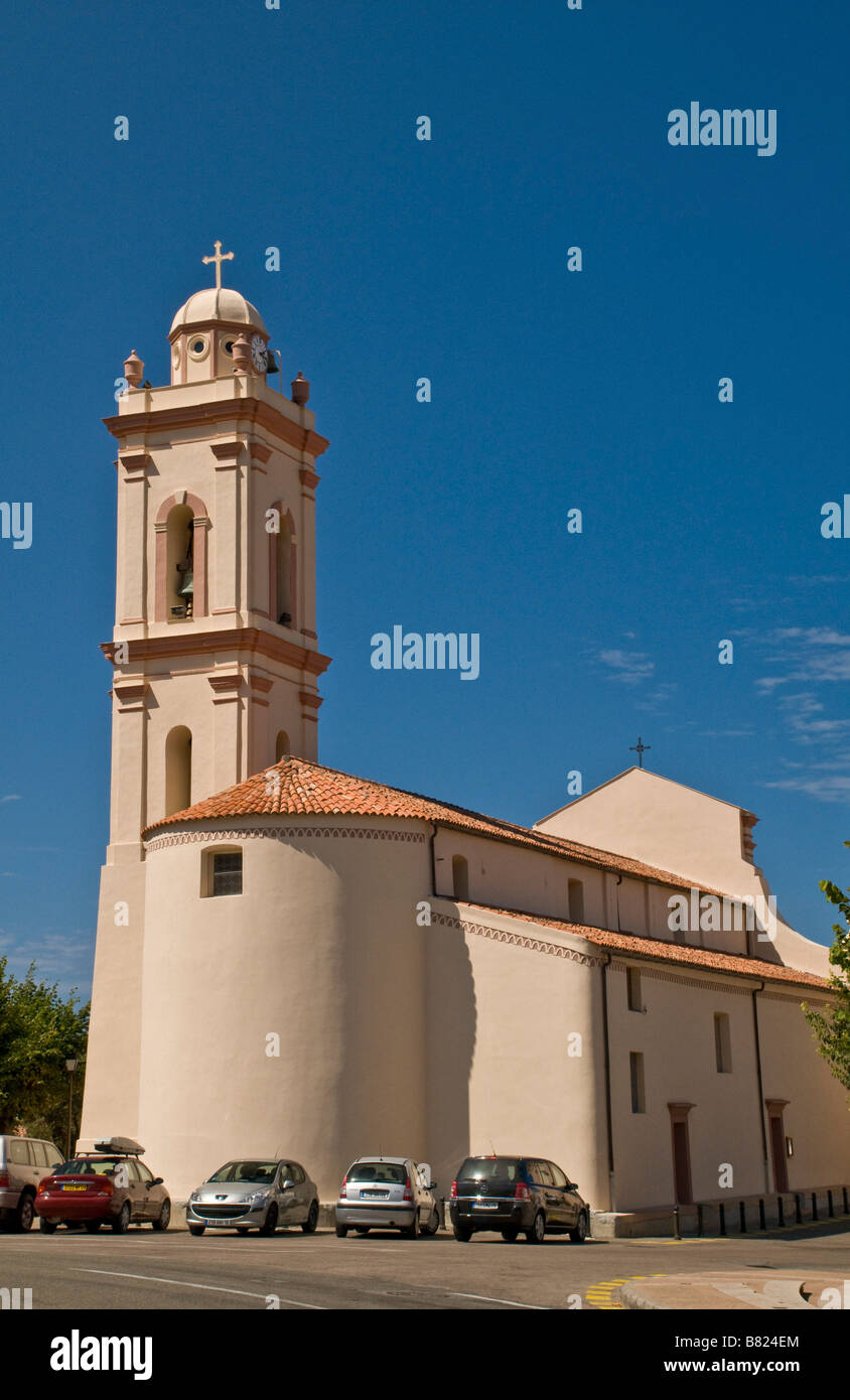 L'église de couleur rose sur la place de Piana en Corse Banque D'Images