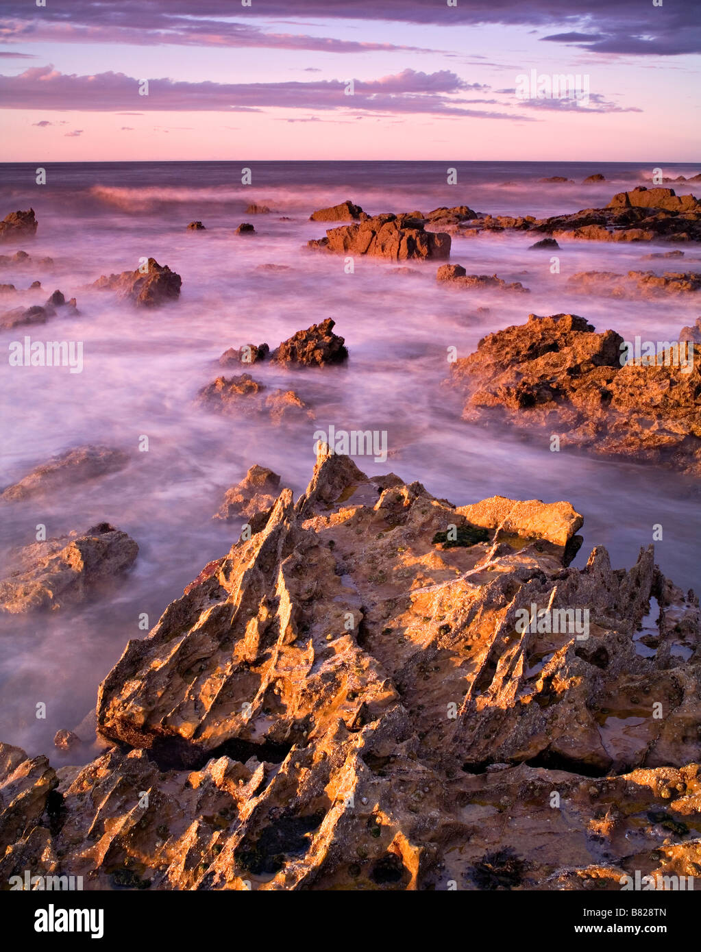 Coucher du soleil sur les rochers à St Andrews, Fife, Scotland Banque D'Images