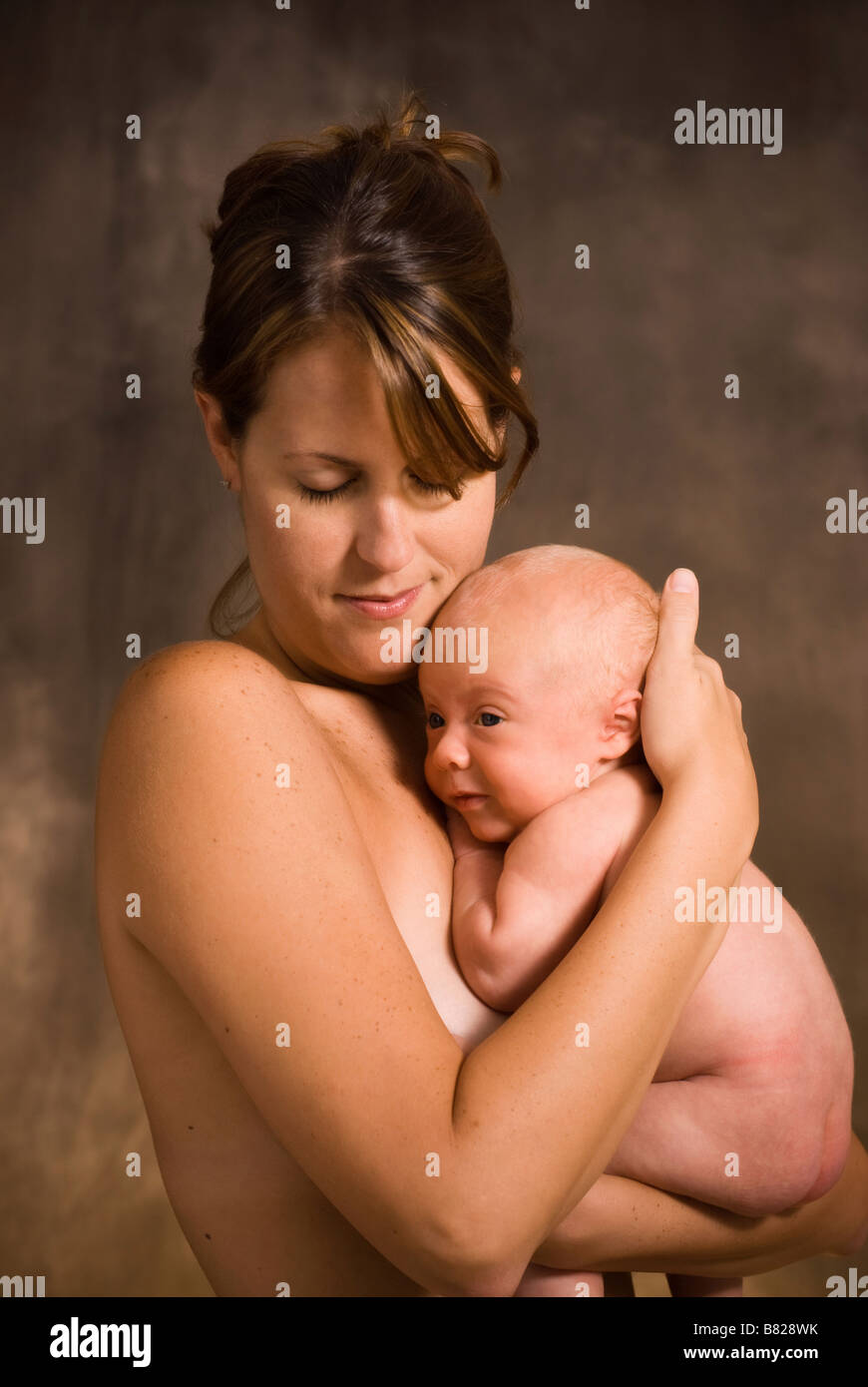 Mother holding baby portrait Banque D'Images