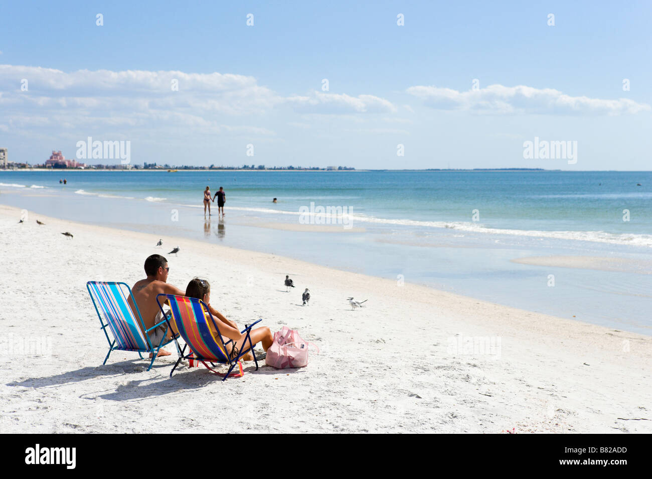 Jeune couple assis dans des transats, St Pete Beach, la Côte du Golfe, Florida, USA Banque D'Images Jeune couple assis dans des transats, St Pete Beach, la Côte du Golfe, Florida, USA Banque D'Images