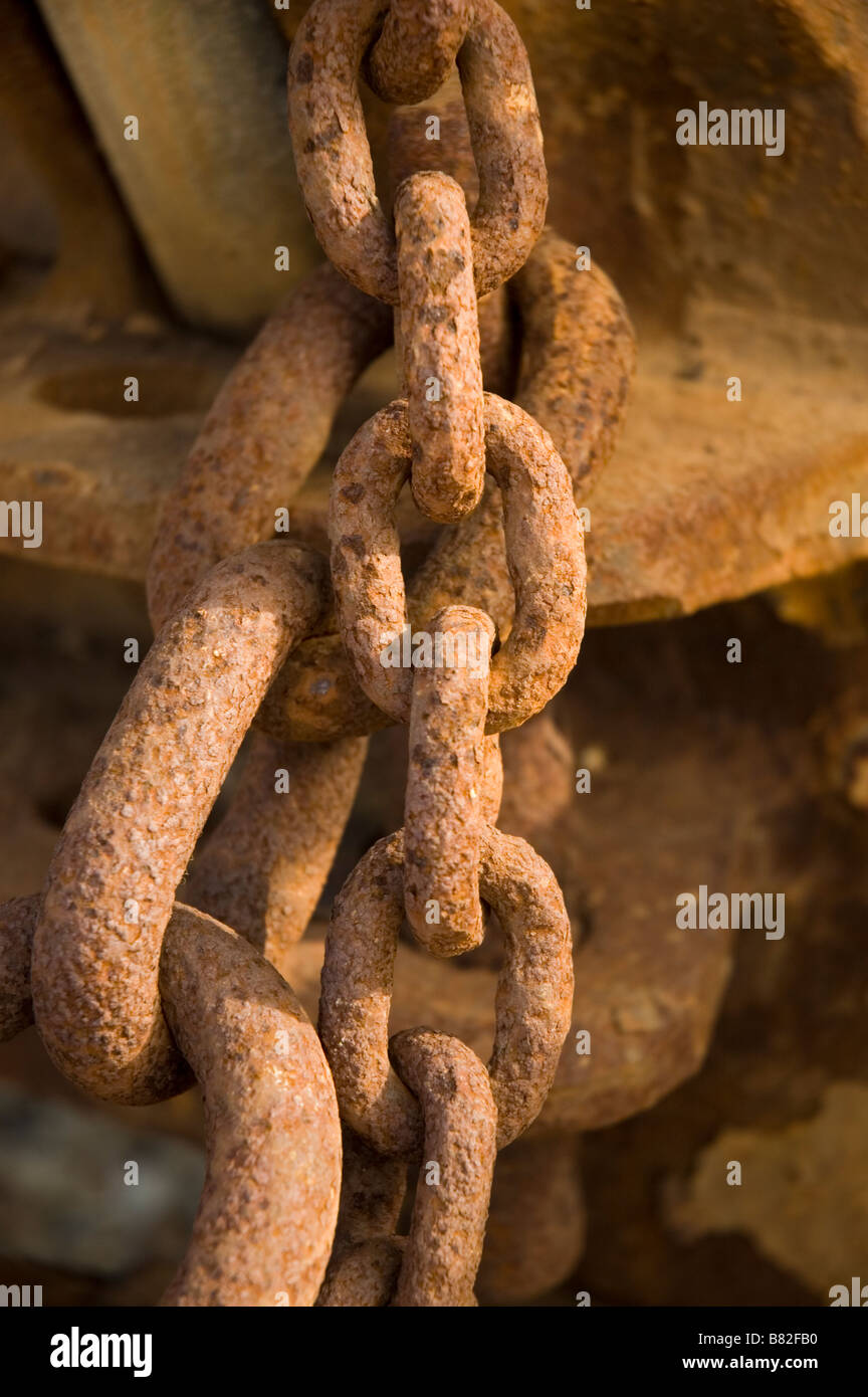 Rusty Liens dans les chaînes en métal épais Banque D'Images