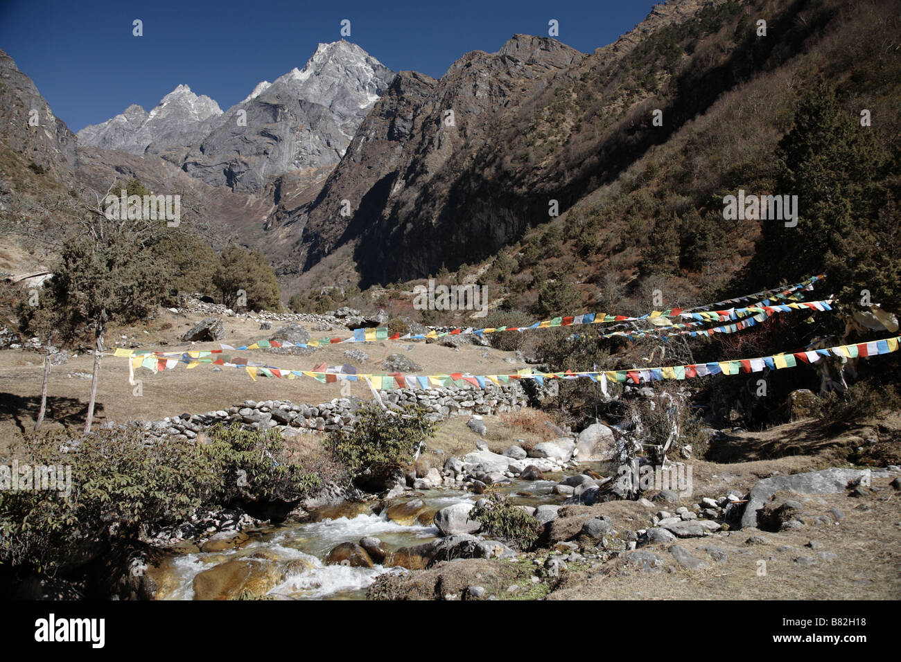 Les drapeaux de prières au cours d'eau dans la région de Khumbu au Népal Banque D'Images Les drapeaux de prières au cours d'eau dans la région de Khumbu au Népal Banque D'Images