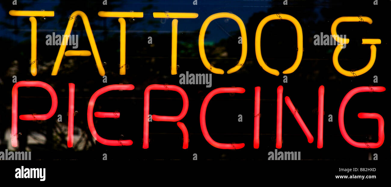 En néon pour tatouages et piercing dans la fenêtre d'un magasin à St Pete Beach, Florida, USA Banque D'Images