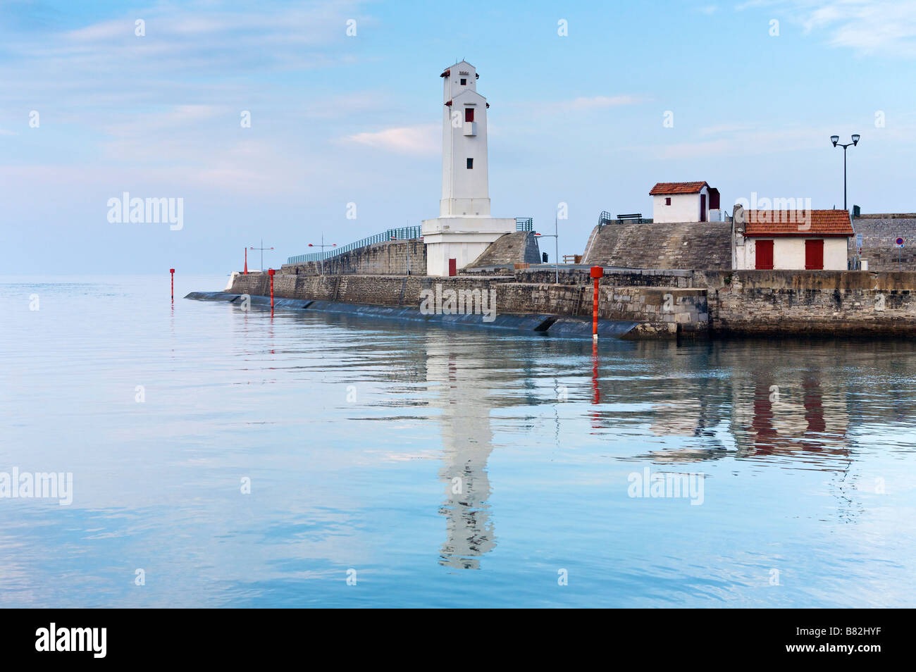 Entrée du port de Saint Jean de Luz Pays Basque France Banque D'Images