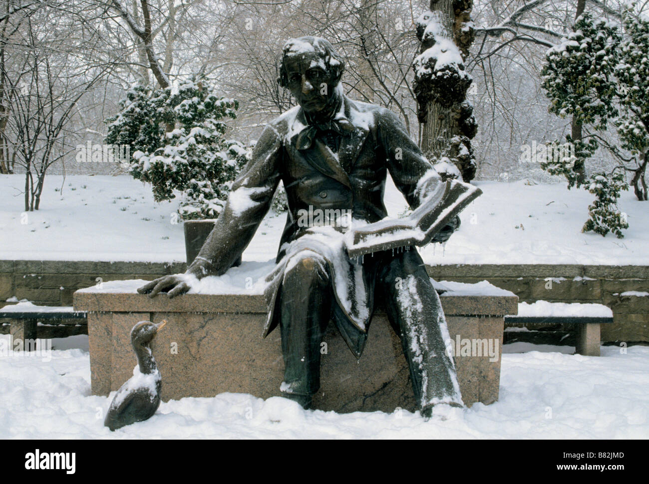 New York City Central Park Statue de Hans Christian Anderson et le vilain petit canard dans une tempête USA Banque D'Images