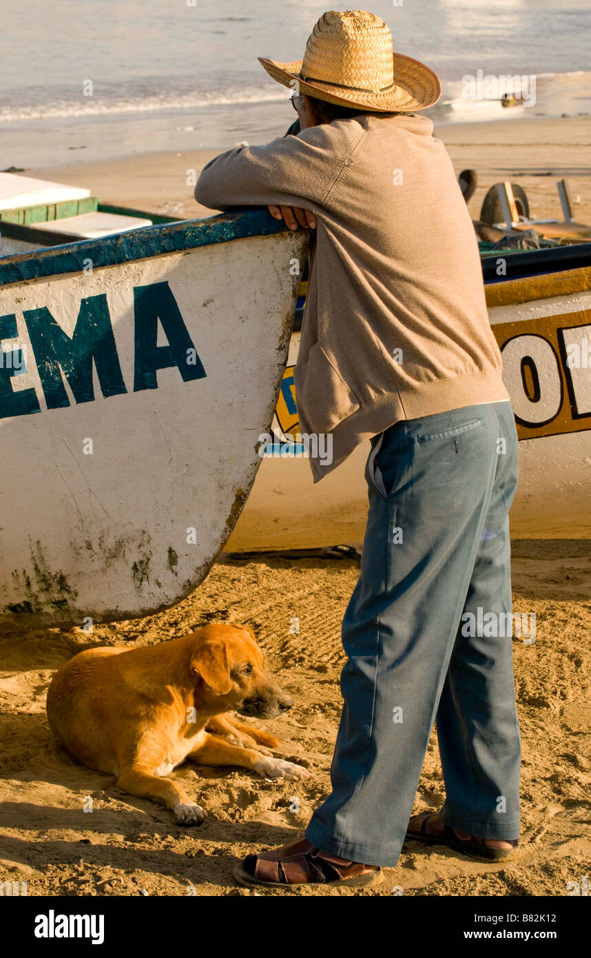 Mexique Mazatlan Sinaloa STATE pêcheur local avec chien reposant sur son bateau de pêche. Vieux Mazatlan Banque D'Images