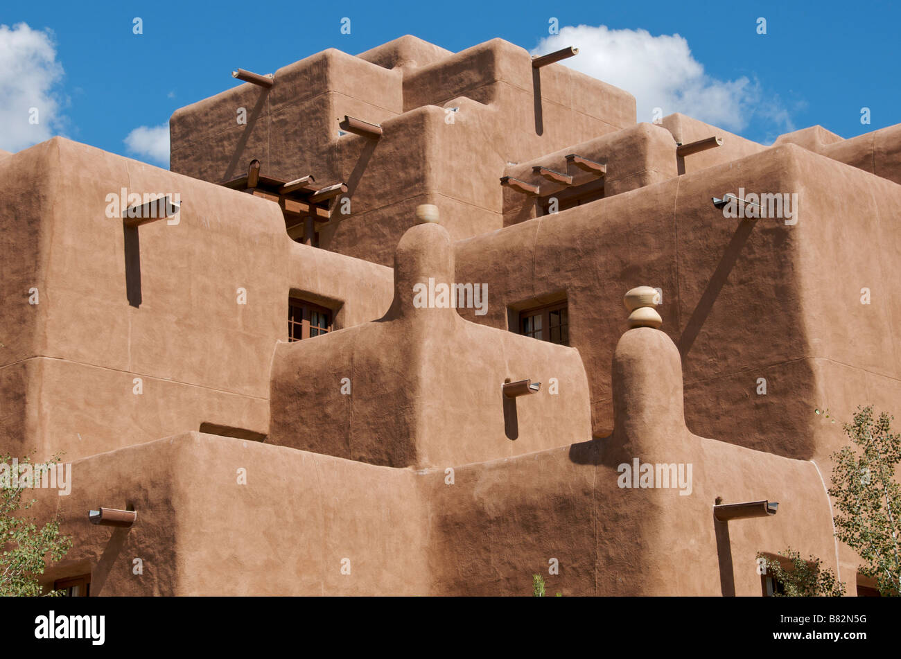 Bâtiment moderne typique de l'architecture d'adobe Santa Fe New Mexico USA Banque D'Images