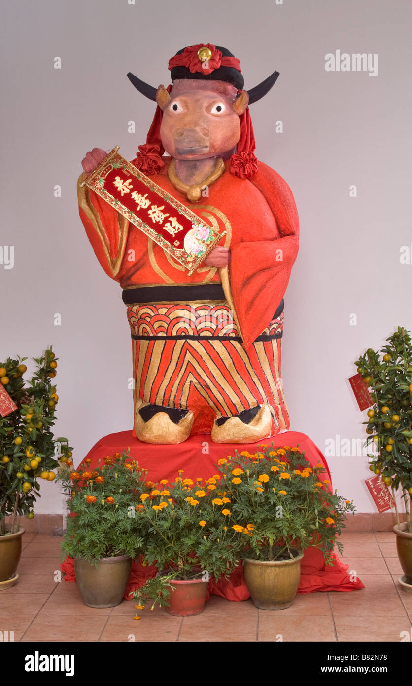 Statue peint de couleurs vives, d'un boeuf célébrant le Nouvel An chinois Banque D'Images