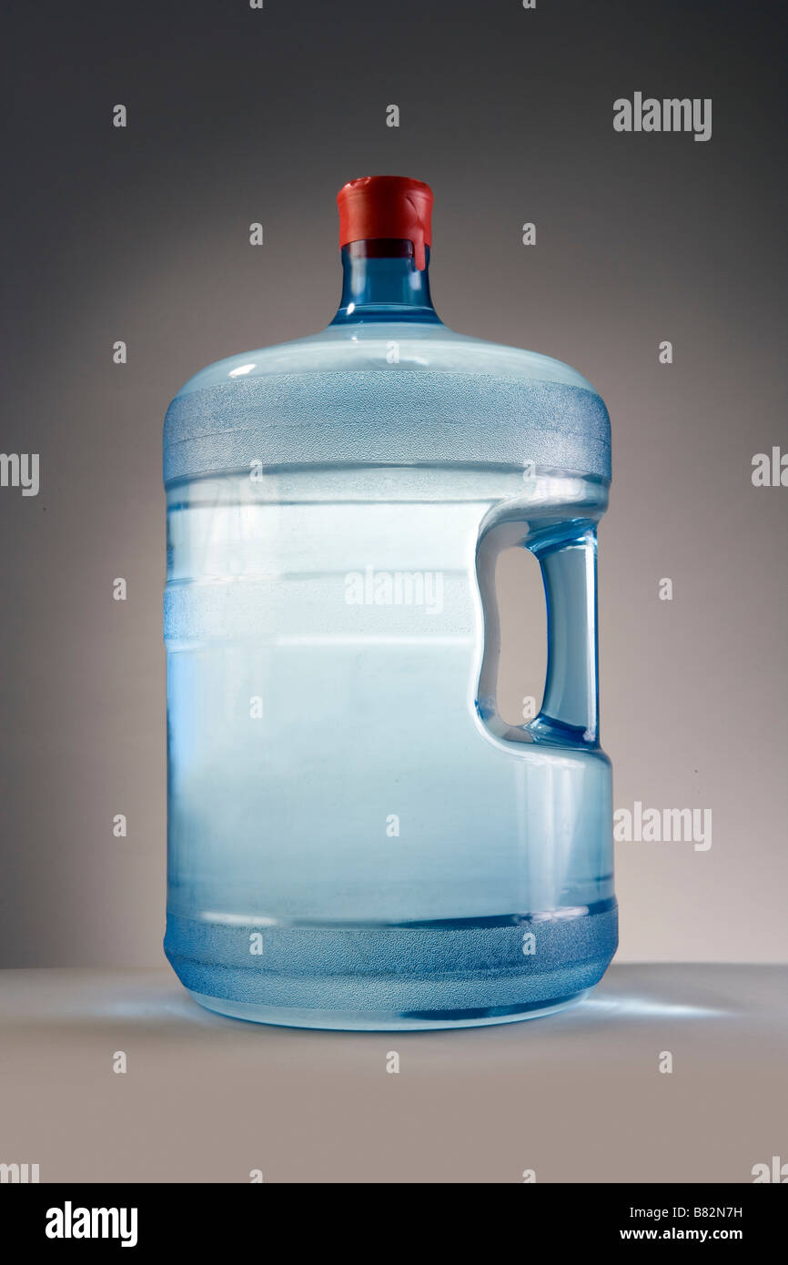 Une cruche d'eau de 5 gallons de printemps ou à l'eau purifiée à partir d'une entreprise commerciale Banque D'Images