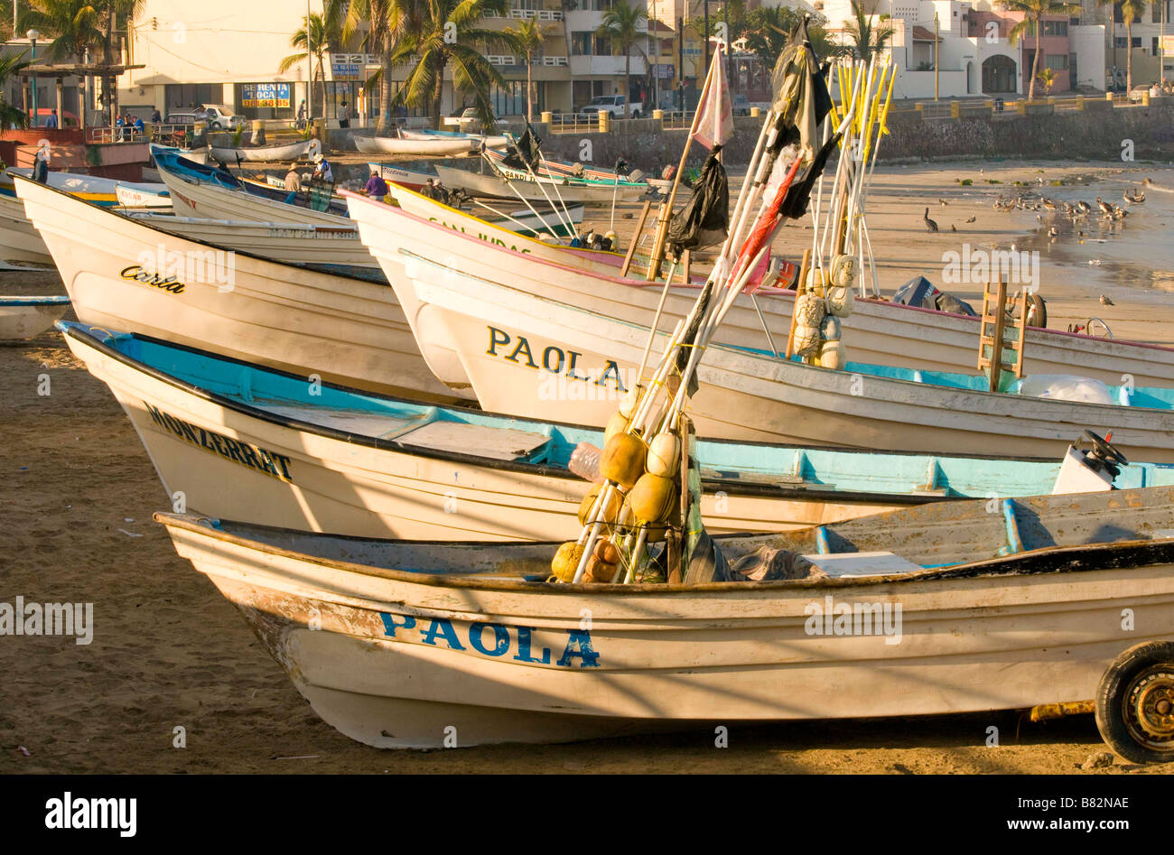 Sinaloa MAZATLAN MEXIQUE ÉTAT coloré flotte de petits bateaux de pêche commerciale. Olas Altas beach. Vieux Mazatlan. Banque D'Images