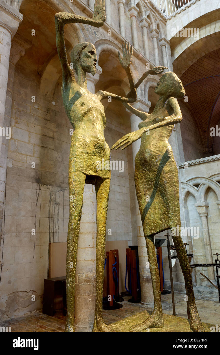 Une statue moderne de Marie Madeleine et Jésus dans la Cathédrale d'Ely Banque D'Images