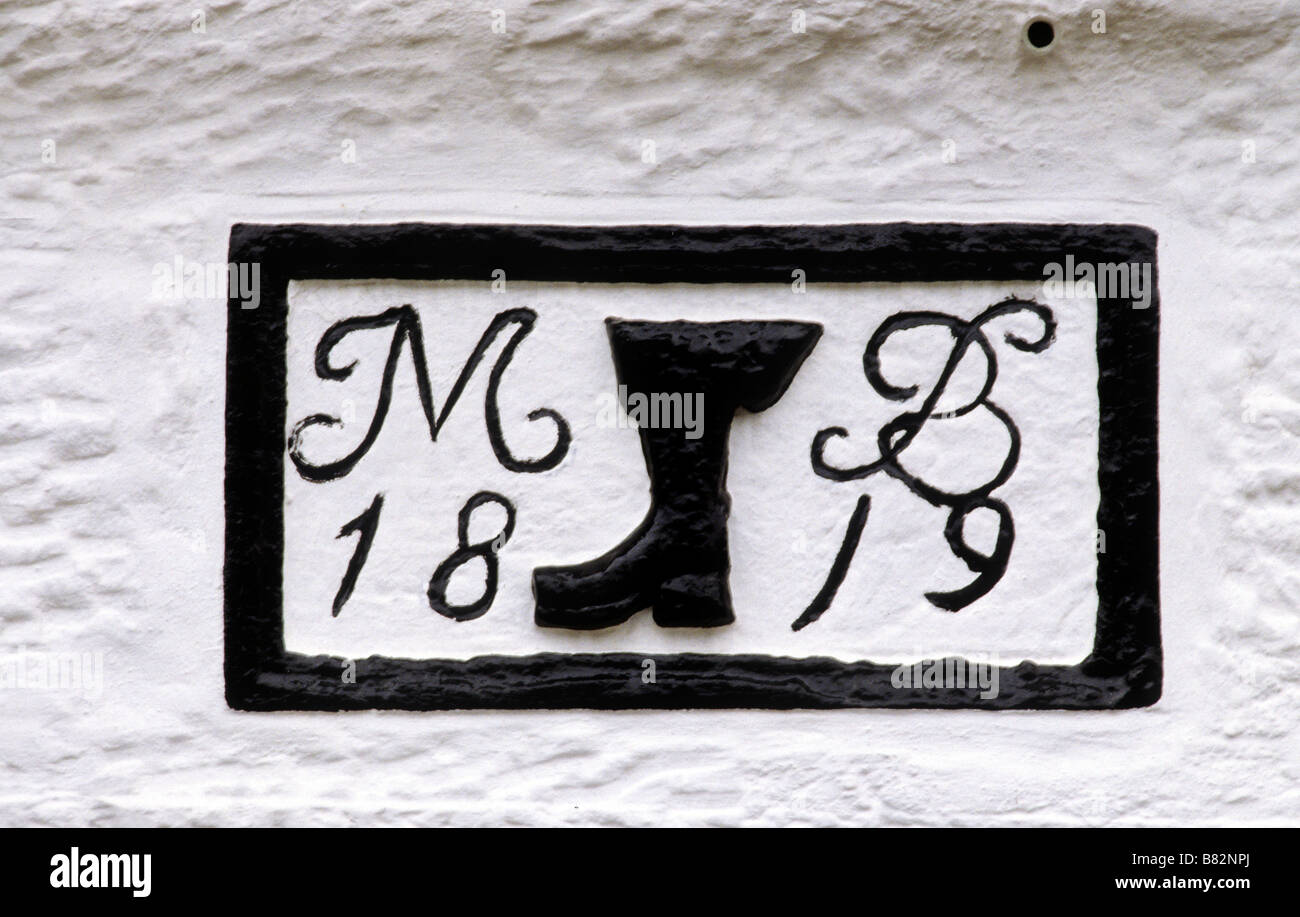 Falkland, Boot et fabricants de chaussures date de 1819 Signe sur house/initiales M.B. inscription Scotland UK Banque D'Images