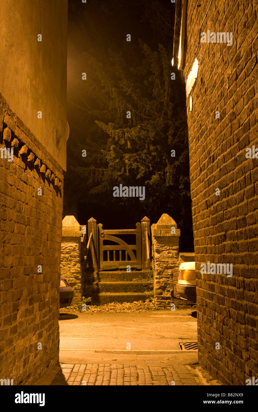 "Pavées" dans l'église à pied à Tenbury Wells nuit menant à la porte de l'Église Banque D'Images