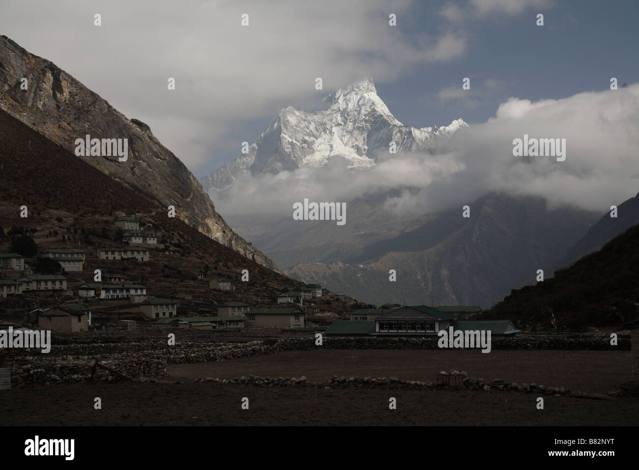 Voir d'Amadablam de village dans la vallée de Khumbu Banque D'Images